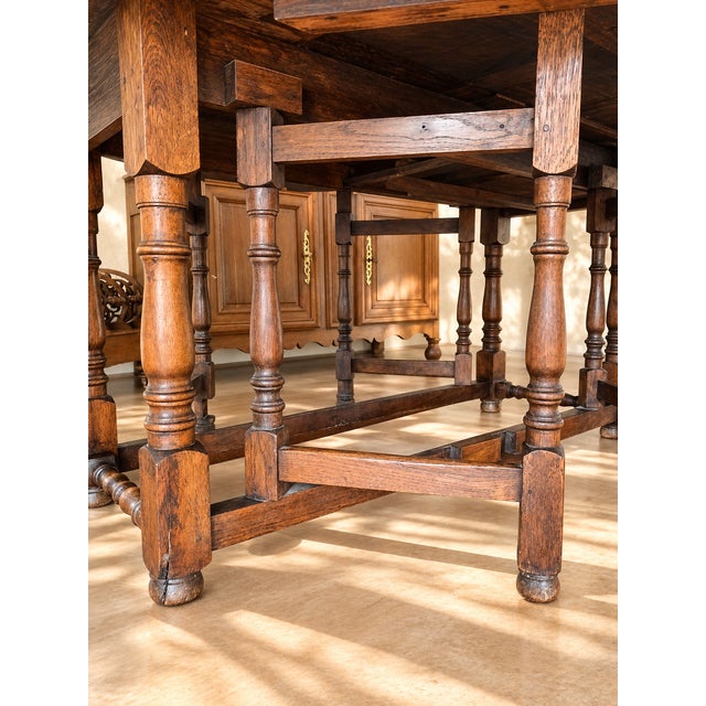 An elegant 19th-century Gateleg table in solid oak, featuring a superb base of turned columns connected by stretchers....