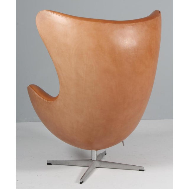 Egg Chair in Leather attributed to Arne Jacobsen for Fritz Hansen, 2010s For Sale - Image 9 of 10