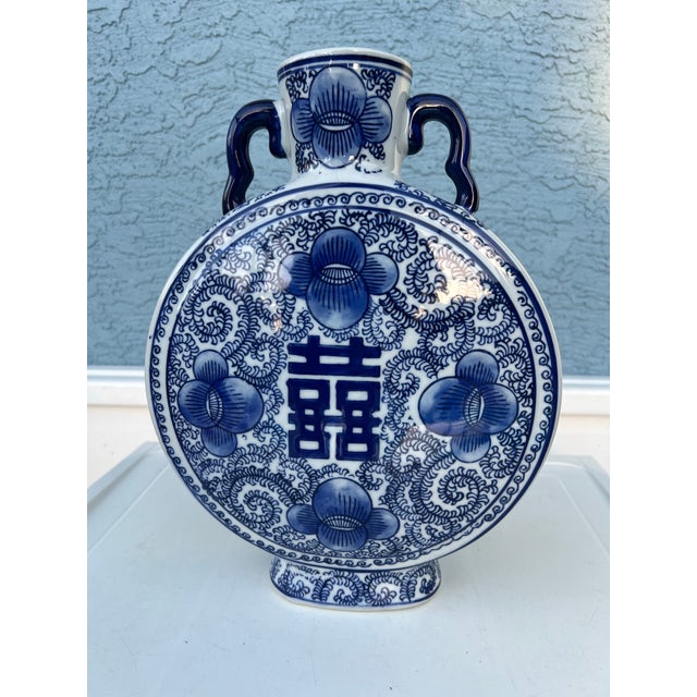 Late 20th Century Pair of Asian Flat Urns With Two Handles in Blue & White- 2 For Sale - Image 4 of 8