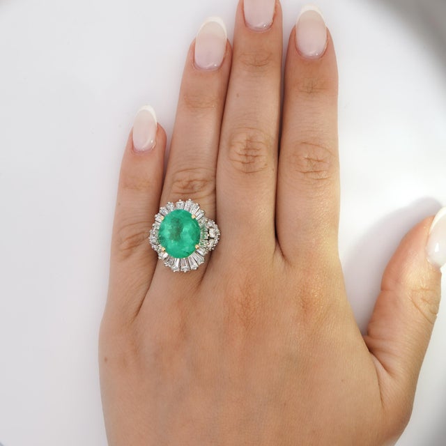 1990s 6.8 Carat Oval Cut Colombian Emerald and Diamond Platinum Ring, Size 4.5 For Sale - Image 11 of 13