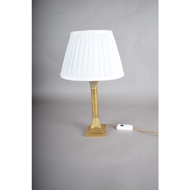 1950s NeoclassicalBrass Classical Column Table Lamp with Ornate Capital and Square Pedestal, Europe, 1950s For Sale - Image 5 of 17