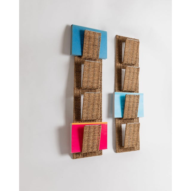 This set of 2 vintage rattan newspaper racks in mid-century design from the 1980s offer an elegant way to store magazines,...