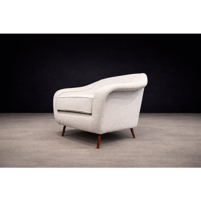 1950s Curva Armchair with Tubular Legs in Bouclé by Joaquim Tenreiro for Langenbach & Tenreiro, Brazilian Modern, 1960 – Lot 760A For Sale - Image 5 of 17