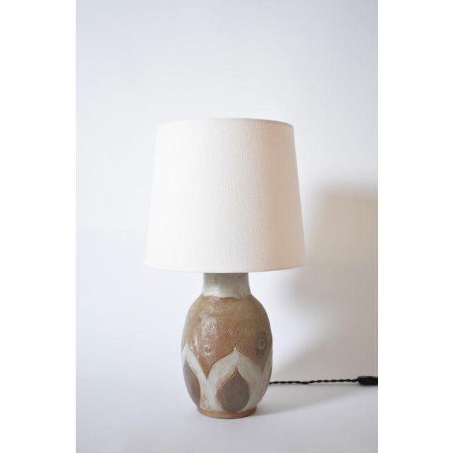 1960s Beige and White Geometric Pattern Ceramic Table Lamp, 1960s For Sale - Image 5 of 5