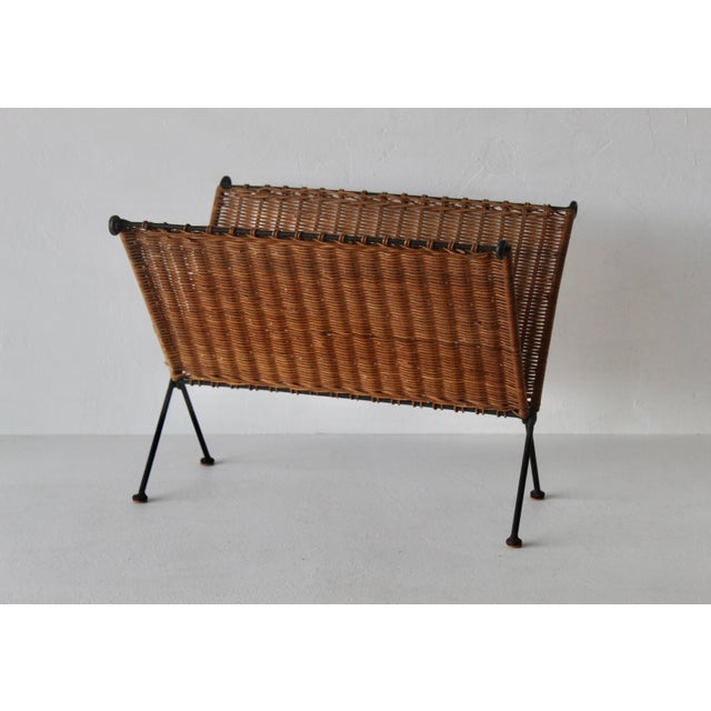 Mid 20th Century Scandinavian Style Hand-Woven Rattan Metal Folding Magazine Newspaper Rack Mid Century Modern For Sale - Image 12 of 16