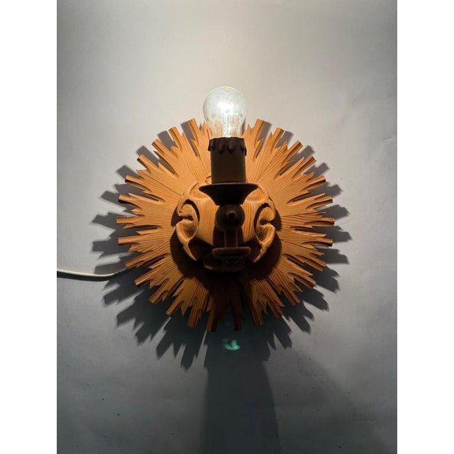 Hand-Crafted Pine Wood Starburst Sun Wall Lamps, Italy, 1980s, Set of 2 For Sale - Image 4 of 18
