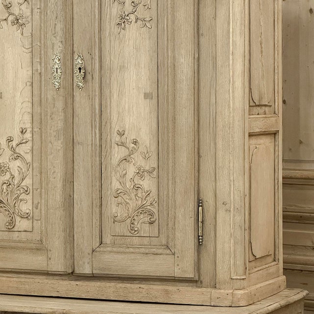 18th Century Country French Louis XV Liegeois Stripped Oak Commode a Deux Corps For Sale - Image 10 of 18
