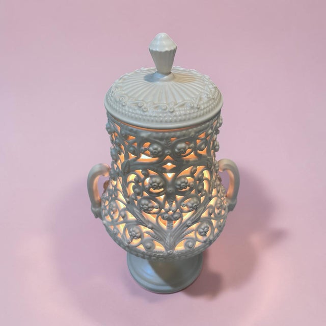 Italian Vintage Italian G. Calligani White Reticulated Porcelain Accent Lamp For Sale - Image 3 of 12