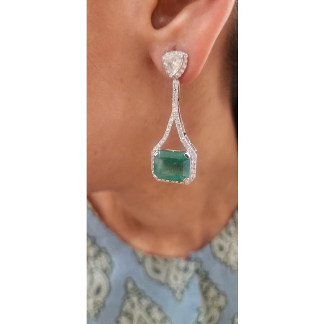 Gemstone Natural zambian high quality Emerald diamond earring in 18k gold For Sale - Image 7 of 18