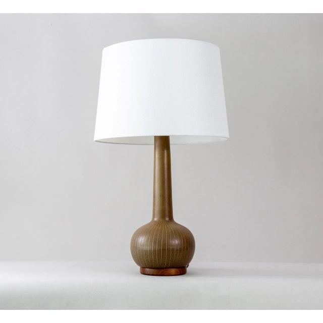 A highly collectable 1960s table lamp designed by Jane and Gordon Martz of Marshall Studios in Veedersburg Indiana. These...