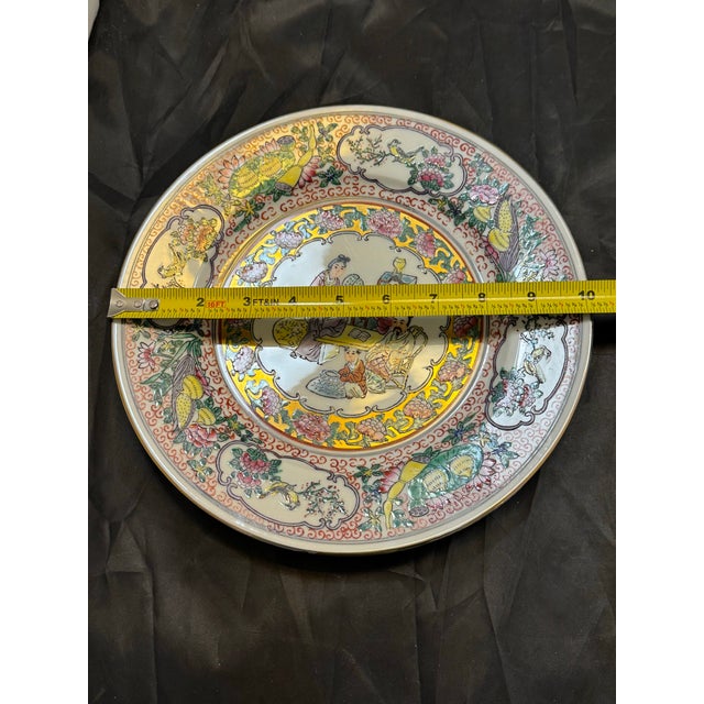 Set of 2 Chinese Famille Rose Porcelain Plates 10" Hand Painted Geisha VTG Gold For Sale - Image 12 of 12
