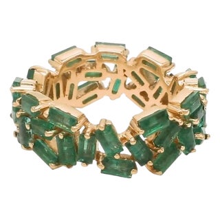 Natural 3.66 cts emerald zig zag band ring in 18k gold For Sale