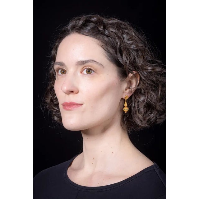 Modern 22k Gold and Emerald Drop Earrings For Sale - Image 3 of 4