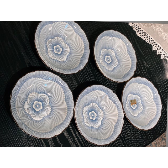 Contemporary Late 20th Century Set of 5 Japanese Porcelain Floral Linework Bowls | Blue & White Scalloped Serving Bowls | Los Angeles Collection For Sale - Image 3 of 7