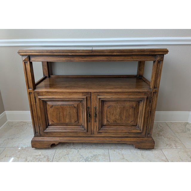 American Vintage 70s American Traditional Walnut Flip-Top Rolling Server Console For Sale - Image 3 of 12
