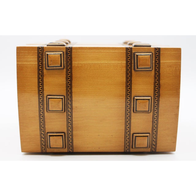 Early 20th Century English Arts & Crafts to Art Deco Satinwood Box For Sale In Raleigh - Image 6 of 9