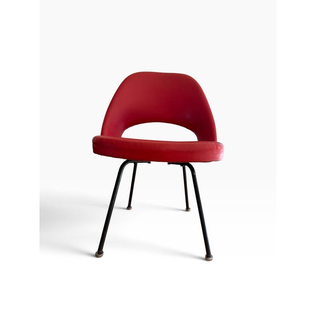 Eero Saarinen 1950s Eero Saarinen for Knoll Executive Side Chairs in Red Vinyl - Pair For Sale - Image 4 of 14