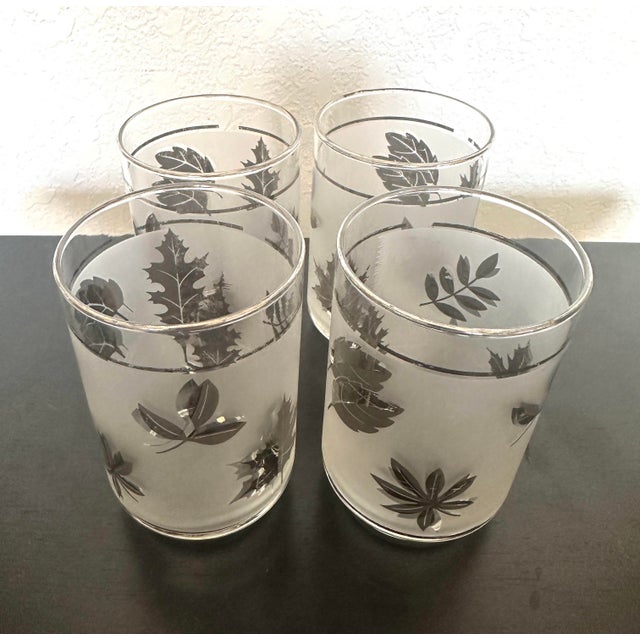 Vintage Libbey Silver Leaf Motif Glass Tumblers a set of 4. Perfect for a MCM vibe. Pair with any glass cocktail shaker...