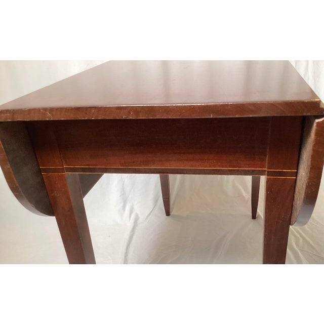 Early 19th Century American Federal Mahogany Pembroke Table With Elegant Pencil Inlay For Sale In New York - Image 6 of 11