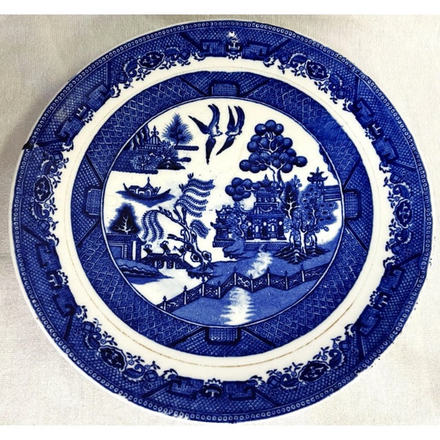 Early 1900's English Chinoiserie Decorated Willow Pattern Porcelain Plate For Sale In West Palm - Image 6 of 10