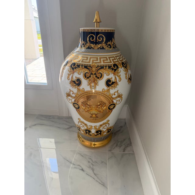 Contemporary Versace Prestige Gala Deckelvase 76cm For Sale - Image 3 of 3