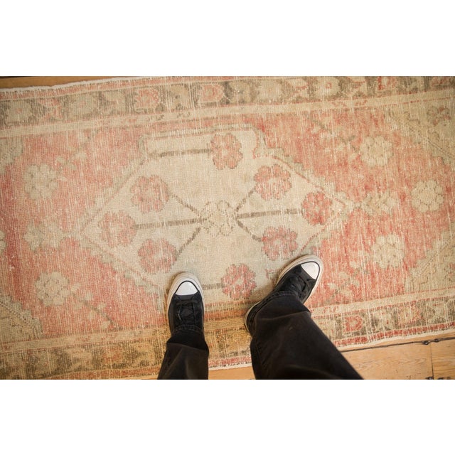 :: Center medallion in shield-like contour with interior central floral bouquet with long stemmed floral top views and...