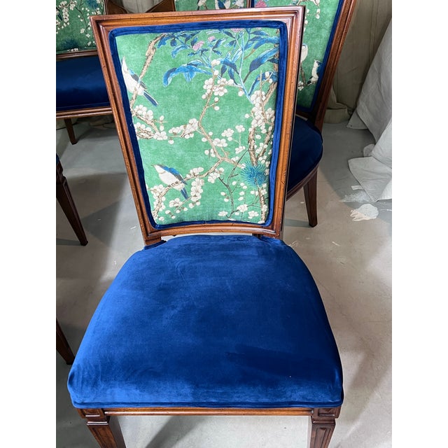 Set of 8 John Stuart Mid-Century Dining Chairs – Hollywood Regency Newly Upholstered in Thibaut Designer Fabric With a Rich Navy Velour on the Seats. For Sale - Image 9 of 12