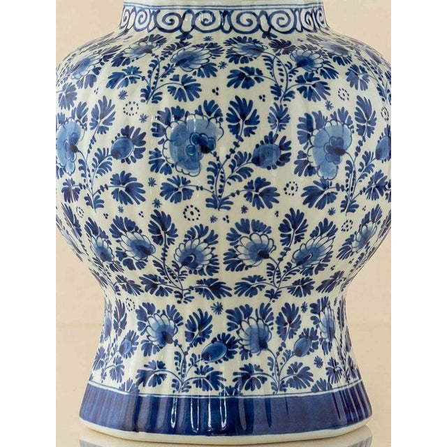 Royal Delft Blue & White Ceramic Table Lamp with New Green Ikat Shade For Sale - Image 4 of 11