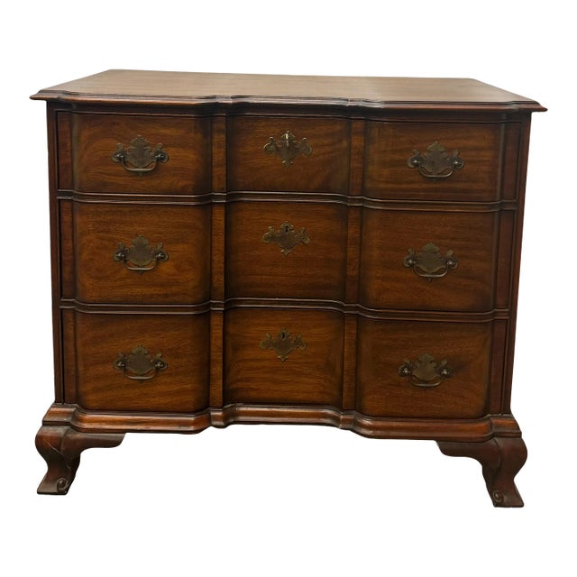 Vintage Kindel Georgian Style Mahogany Block Front Chest of Drawers / Commode For Sale