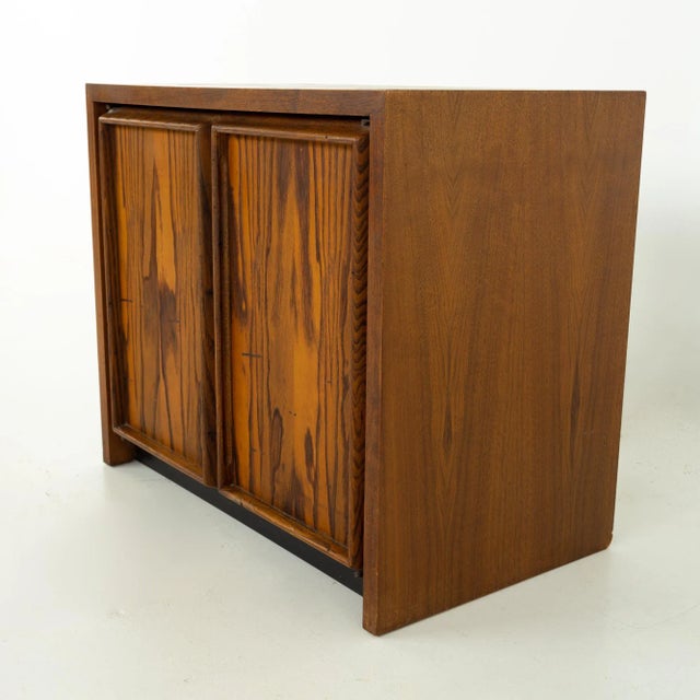 Brown Dillingham Mid Century Pecky Cypress Nightstands - Pair For Sale - Image 8 of 13