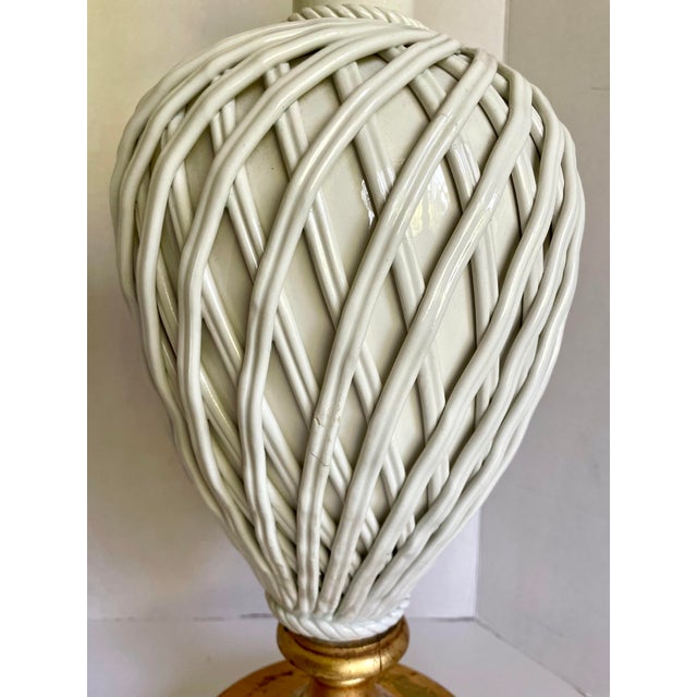 Hollywood Regency Mid 20th Century Hollywood Regency White Porcelain Lattice Urn Lamps With Gilt Bases - a Pair For Sale - Image 3 of 11