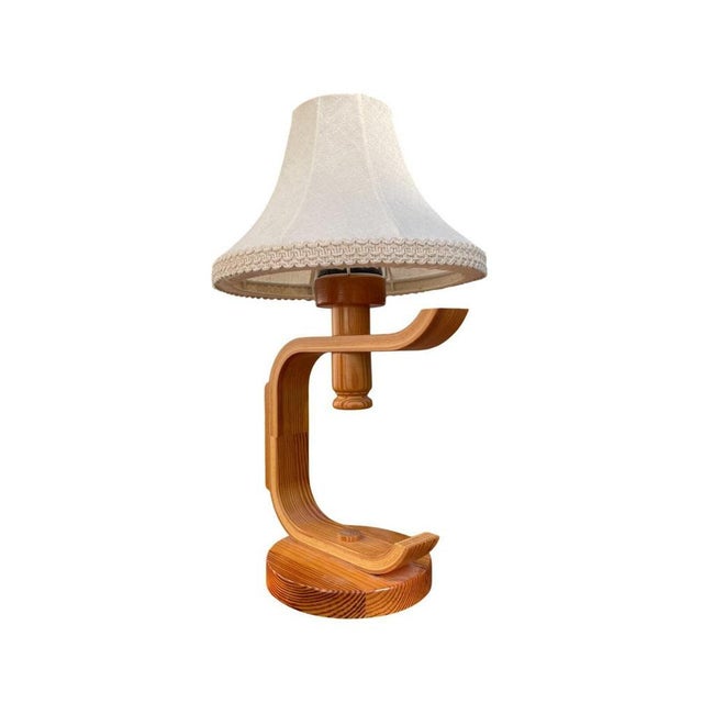 Charming Swedish table lamp crafted in pine with a distinctive bentwood design, dating from the 1970s. The sculptural...