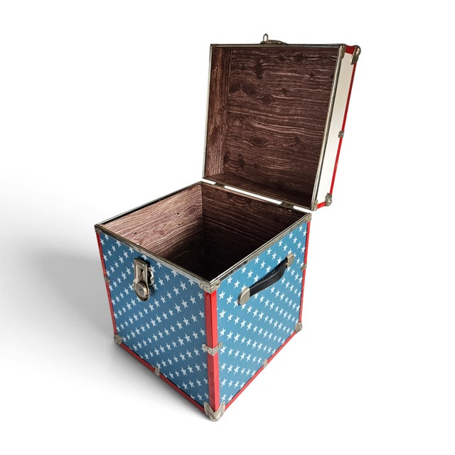 Blue Vintage American Flag Patriotic Steamer Trunk W/ Working Key For Sale - Image 8 of 18