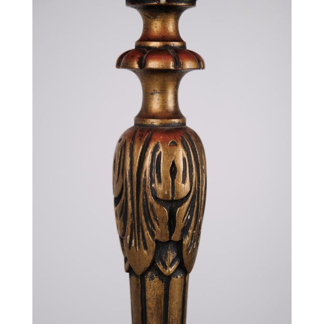 Table Lamp in Gilded Wood with Carvings and Red Lampshade, 1940 For Sale - Image 3 of 10