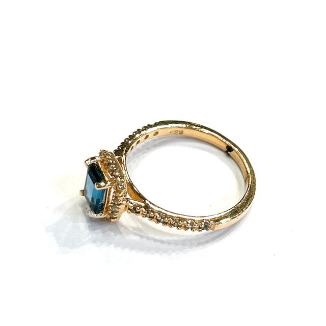 Art Deco Bochic "Orient" Natural London Topaz Solitaire Ring Set In 18K Gold & Silver For Sale - Image 3 of 11