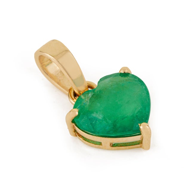 14k Yellow Gold 1.45 Carat Heart-Shaped Emerald Solitaire Pendant Charm for Her For Sale - Image 4 of 14