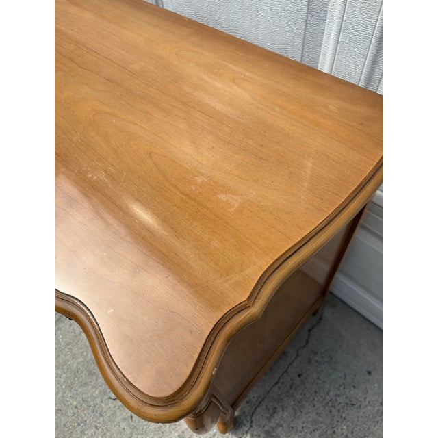 Vintage French Provincial Sideboard Buffet Credenza Server With Serpentine Front For Sale In New York - Image 6 of 12