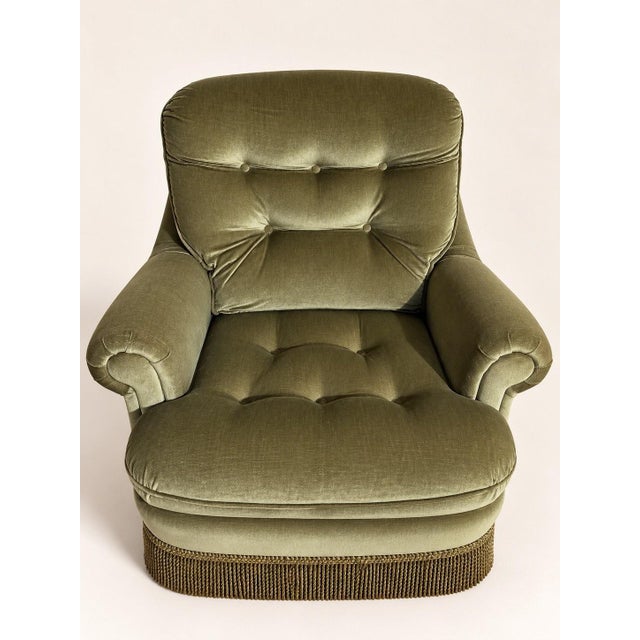Pair of English-style toadstool armchairs, circa 1960, fully upholstered in olive green velvet. The backrest is divided...