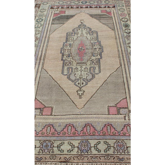 Mid 20th Century Vintage Turkish Oushak Rug in Soft Beige, Faded Rose, and Muted Lavender 5'0 X 8'8 For Sale - Image 5 of 10