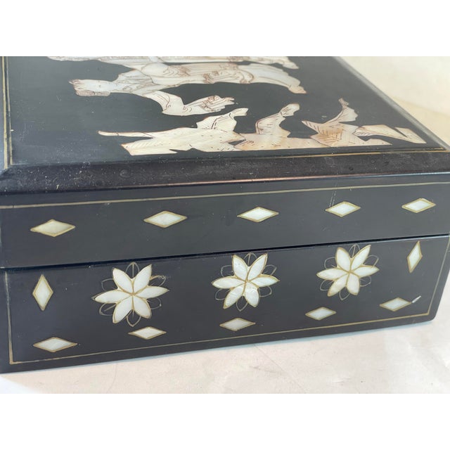 Asian Mid 20th Century Asian Geisha Girl Scene Mother of Pearl Inlaid Black Lacquer Jewelry Box For Sale - Image 3 of 9