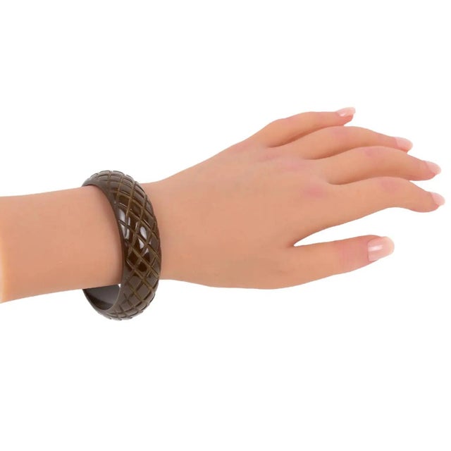 1940s Cocoa Brown Bakelite Bracelet Bangle with Pineapple Carving For Sale - Image 5 of 8