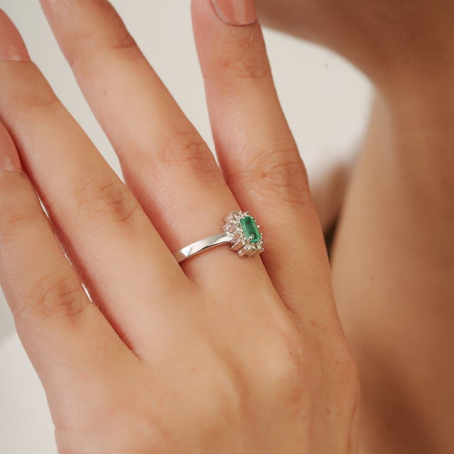 Minimalist 0.28 Carat Emerald Halo Diamond Ring in 925 Silver, Size 8 For Sale - Image 6 of 11