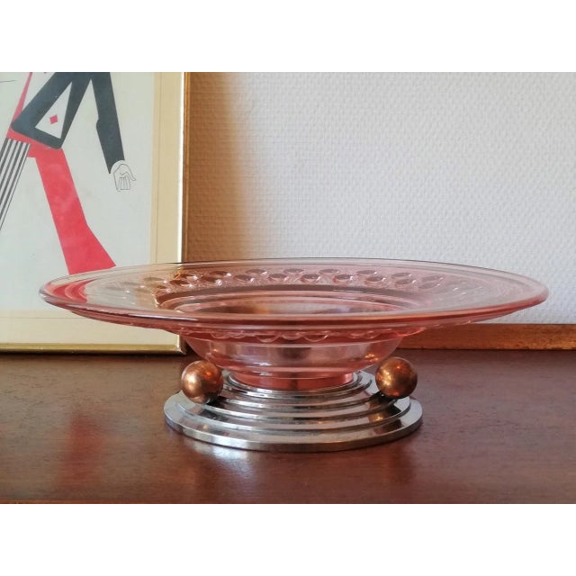 Art Déco fruit bowl. French work around 1930. Metal base and pink glass plate. Dimensions: Diameter : 14.17 inches Height...