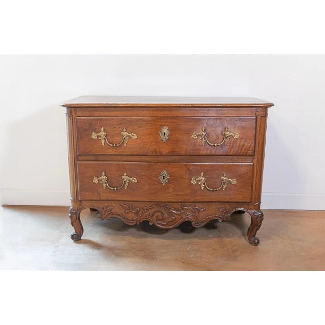 French 1740s Louis XV Two-Drawer Commode with Carved Apron and Cabriole Legs For Sale In Atlanta - Image 6 of 12