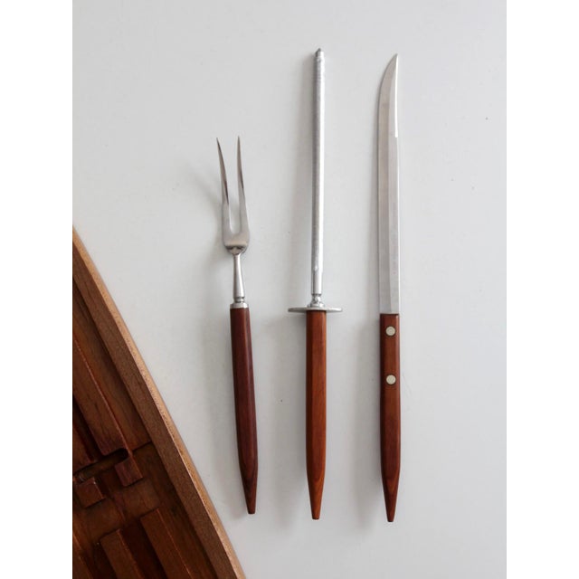 Mid-Century Modern Vintage Robeson ShurEdge Frozen Heat Carving Set With Wood Tray For Sale - Image 3 of 13