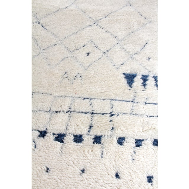 Weighton Ivory/Blue Hand knotted Wool Area Rug - 6'x9' For Sale In Los Angeles - Image 6 of 8