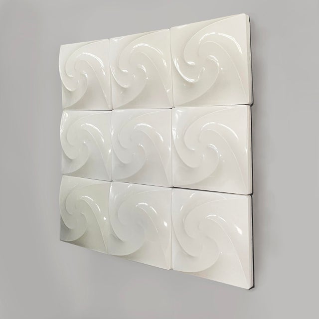 Italian Modern Spiral Shape Modular Wall Lamps in White Acrylic Glass, 1980s, Set of 9 For Sale - Image 4 of 11