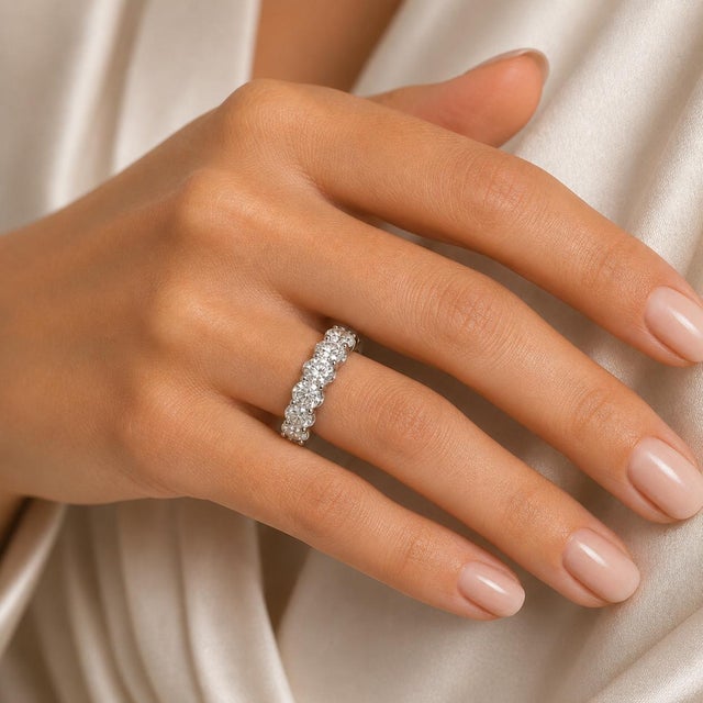 Platinum ring with 5 round brilliant diamonds weighing approximately 2.50 carats, 9.36g