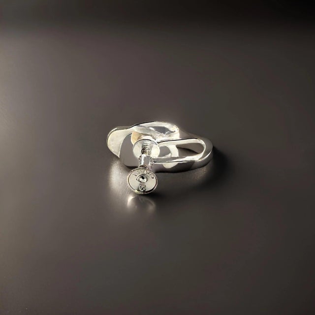 Japanese 1990s Pair of Mikimoto Estate Akoya Pearl Clip-on Earrings Sterling Silver 6.19 mm For Sale - Image 3 of 7