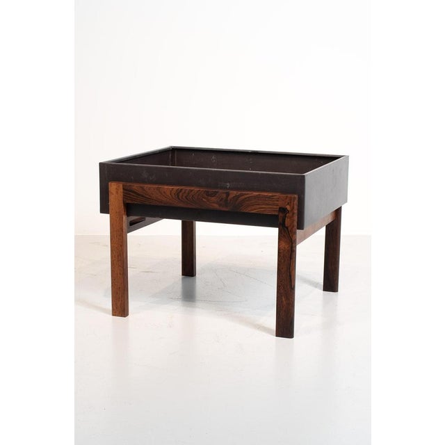 Rosewood planter with a metal container for your plants. This mid-century piece is still in good vintage condition....